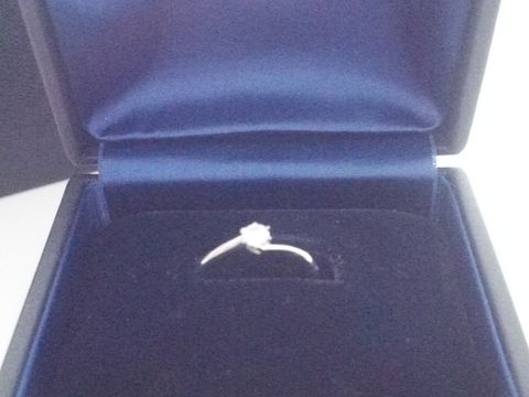 【ROYAL ASSCHER(ロイヤル・アッシャー)の口コミ】 台座が手を差しのべているような動きのあるデザインで、ダイヤを手で支え…