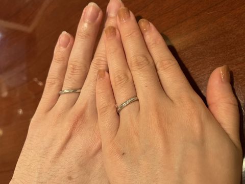 【TRECENTI(トレセンテ)の口コミ】 V字やウェーブのデザインもあるが、婚約指輪との重ね付けも考えていたので…