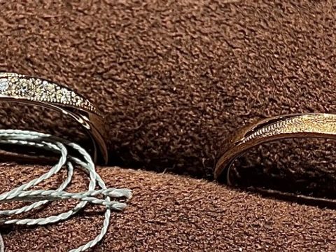 【TANZO.(鍛造指輪)の口コミ】 ウェーブの形に加工が入っている指輪を探していました。手元を華やかに見…