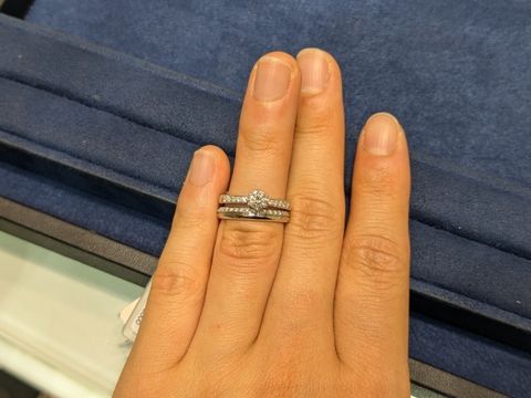 【4℃ BRIDAL(ヨンドシーブライダル)の口コミ】 こちらの指輪を試着してまず初めに思ったのは、肌触りが滑らか！！！とい…