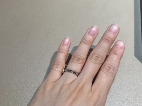 【カルティエ(Cartier)の口コミ】 ストレートタイプがよかったので、1895シリーズを見ていました。
ダイヤの…