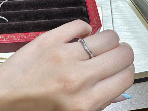 【カルティエ(Cartier)の口コミ】 ハーフエタニティリングを探して試着しました。付け心地がよく、華奢なデ…