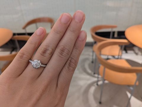 【俄(にわか)の口コミ】 花がパッと開くようなデザインで、他のブランドでは見かけない唯一無二の…