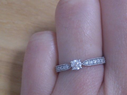 【ジュエリーツツミ(JEWELRY TSUTSUMI)の口コミ】 たくさんの種類があり迷いましたが、婚約指輪はシンプルでプラチナであれ…