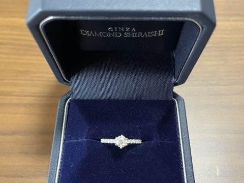 【銀座ダイヤモンドシライシの口コミ】 V字やウェーブのデザインもあるが、婚約指輪との重ね付けも考えていたので…