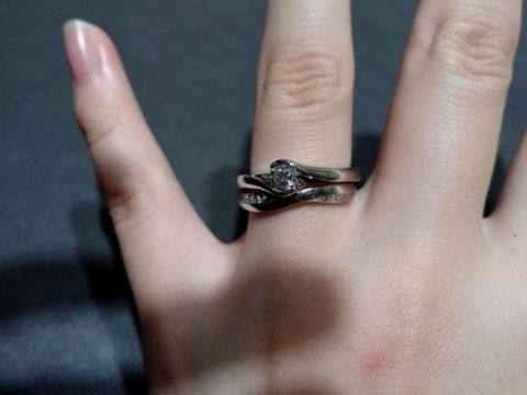 【銀座ダイヤモンドシライシの口コミ】 セットリングらしい2つで1つの洗練されたデザインに一目惚れしました。そ…