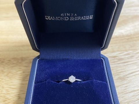【銀座ダイヤモンドシライシの口コミ】 見た目は王道な感じだが、リングはシンプルでダイヤモンドは小さすぎず、…
