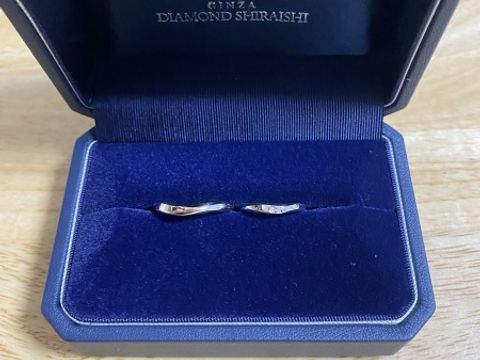 【銀座ダイヤモンドシライシの口コミ】 ノーマルすぎず、Vのデザインで、ふたりが同じデザインの指輪。細すぎず太…