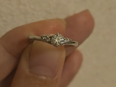 【ラザール ダイヤモンド(LAZARE DIAMOND)の口コミ】 指輪の形がv字になっているので指が長くみえます。メレダイヤがしっかり存…