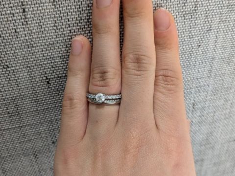 【アイプリモ(I-PRIMO)の口コミ】 指輪の側面?上下?の片側に、メレダイヤが敷き詰められており、つける向き…