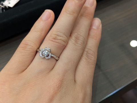 【ヴァンドーム青山(VENDOME AOYAMA)の口コミ】 婚約指輪はダイヤが一粒入っているものが多い中での、珍しい薔薇のデザイ…