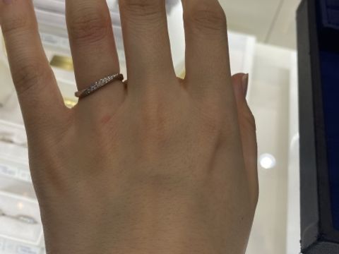 【4℃ BRIDAL(ヨンドシーブライダル)の口コミ】 デザインが可愛かった。ダイヤが沢山ついているが、他のブランドよりもお…