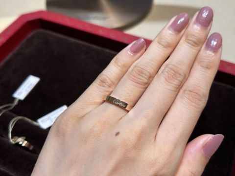 【カルティエ(Cartier)の口コミ】 指輪にカルティエの刻印があるのがポイントです。
刻印あるタイプは丸型と…
