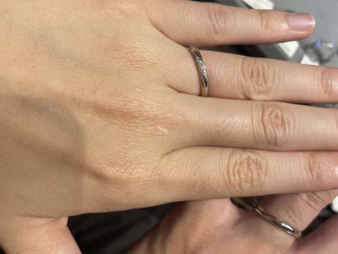 【ケイウノ ブライダル(K.UNO BRIDAL)の口コミ】 途中から2本に分かれていて、違和感なくおしゃれに見えるところに惹かれま…