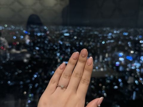 【銀座ダイヤモンドシライシの口コミ】 中央に向かってリングが少し細くなっているので、指がほっそりと綺麗に見…