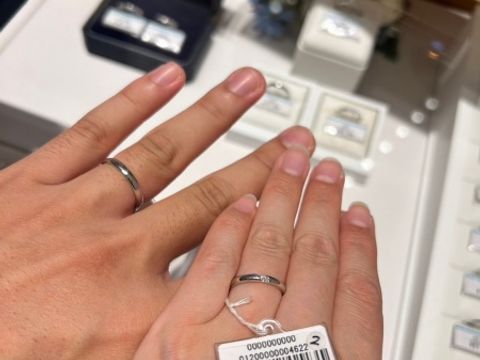 【銀座ダイヤモンドシライシの口コミ】 ケースから見た時は派手なのかなと思っていましたが
付けてみたら馴染みま…