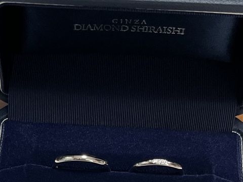 【銀座ダイヤモンドシライシの口コミ】 シンプルで飽きのこないデザインで、小さなダイヤが3つ付いてるところも、…