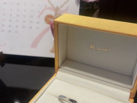 【ケイウノ ブライダル(K.UNO BRIDAL)の口コミ】 リボンがモチーフの指輪で、最初は甘すぎるかなと思っていたのですが、ひ…