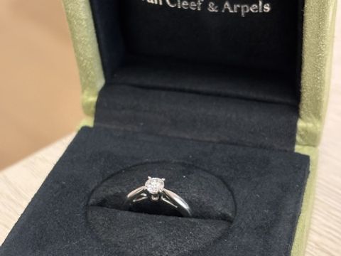 【ヴァン クリーフ＆アーペル(Van Cleef & Arpels)の口コミ】 一粒のシンプルな指輪を探していました。他にも色んなブランドをみました…