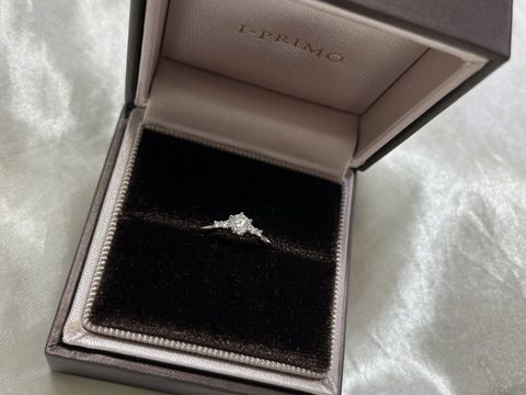【アイプリモ(I-PRIMO)の口コミ】 【指輪のデザインについて】左右対称でシンプルなのでどんな結婚指輪にも…
