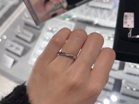【ヴァンドーム青山(VENDOME AOYAMA)の口コミ】 指輪の中心へと向かって窪んでいくデザインと、輝くダイヤがとても素敵で…