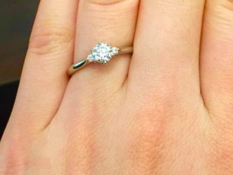 【俄(にわか)の口コミ】 大きなダイヤを取り囲むようにデザインされたきらめきがとても華やかで素…