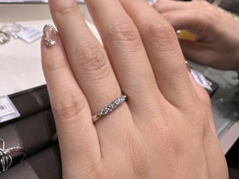 【アイプリモ(I-PRIMO)の口コミ】 立て爪タイプでダイヤモンドが5石あり、キラキラ感が強いく可愛かったです…