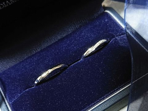 【銀座ダイヤモンドシライシの口コミ】 ゆるやかなウェーブ型で、指が綺麗に見えます。
女性側はゴージャスかつ主…