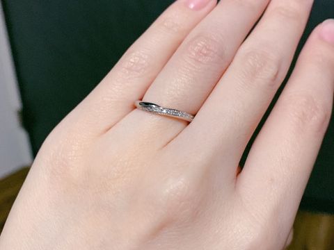 【銀座ダイヤモンドシライシの口コミ】 ダイヤモンドが流れるようについていて綺麗です。リングの名前（Starry）…