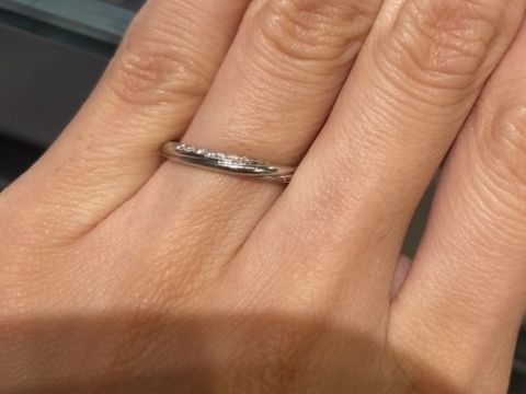 【銀座ダイヤモンドシライシの口コミ】 斜めに入ったダイヤモンドがとても綺麗で華やか。着用中に回ってしまって…