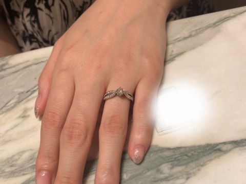 【ブシュロン(BOUCHERON)の口コミ】 ポン ドゥ パリ ソリテール
リングも試着前から候補の一つでした。付けて…