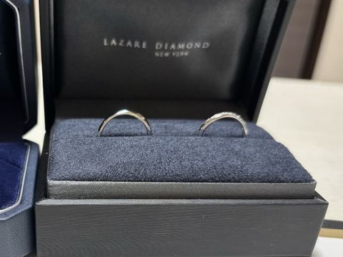 【ラザール ダイヤモンド(LAZARE DIAMOND)の口コミ】 新郎用のものはシンプルで、新婦用のものはダイヤがついたもの。
ラザール…