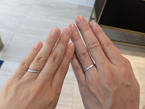 【ヴァンドーム青山(VENDOME AOYAMA)の口コミ】 婚約指輪と重ね付けができるシンプルなフォルムに惹かれました。
そして、…