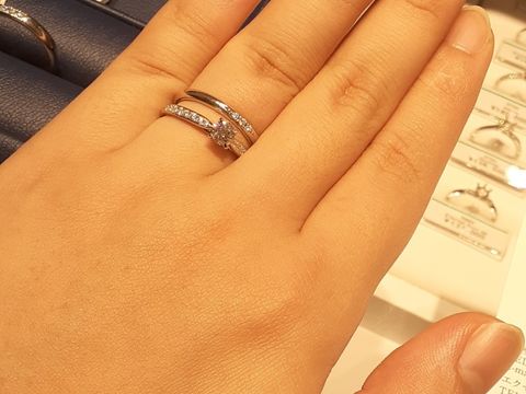 【銀座ダイヤモンドシライシの口コミ】 キラキラしていて綺麗なデザインだったので試着しました。
ダイヤモンドが…