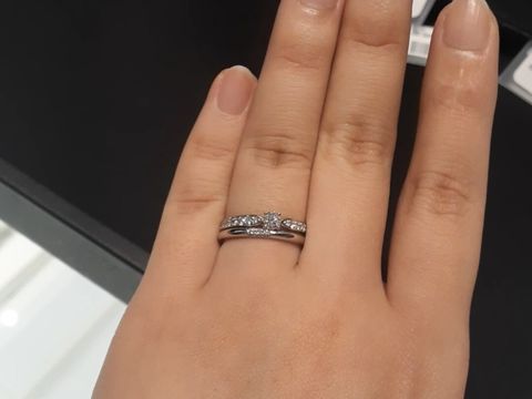 【ティファニー(Tiffany & Co.)の口コミ】 キラキラしていて綺麗なデザインだったので試着しました。
高さもそんなに…