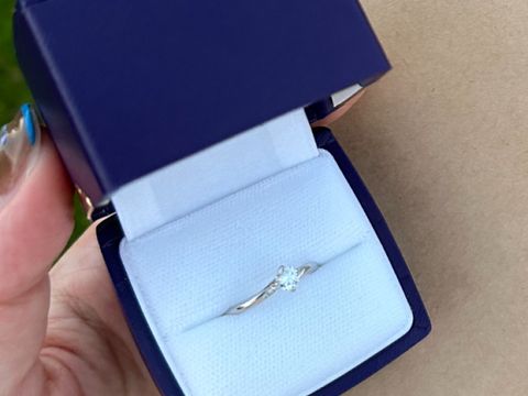 【俄(にわか)の口コミ】 メインのダイアモンドだけでなく、小さなダイアモンドによってより華やか…