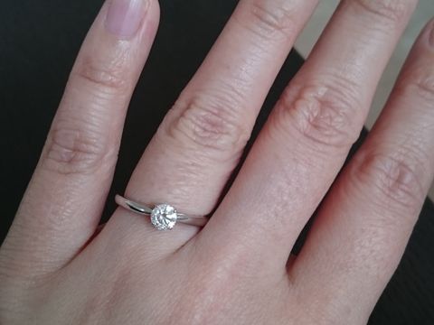 【STAR JEWELRY(スタージュエリー)の口コミ】 ダイヤの質と価格から、スタージュエリーを選びました。ダイヤの下には青…