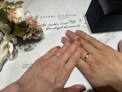 【ラザール ダイヤモンド(LAZARE DIAMOND)の口コミ】 Vデザインでダイヤモンドの輝きが綺麗なものを探していました。
21石のダ…