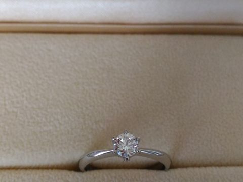 【アネリディギンザ(ANELLI DI GINZA)の口コミ】 ダイヤモンドが引き立つシンプルな指輪が良かったので、この指輪にしまし…