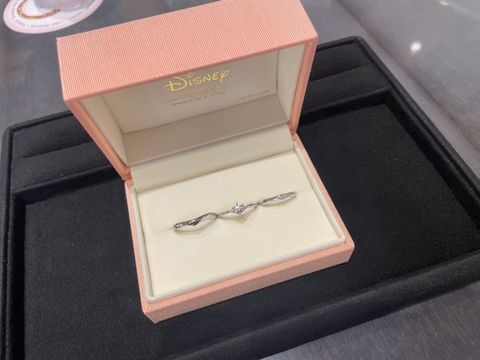 【ケイウノ ブライダル(K.UNO BRIDAL)の口コミ】 ダイヤも入っており、さりげないデザインが可愛いく、何年経ってもおしゃ…