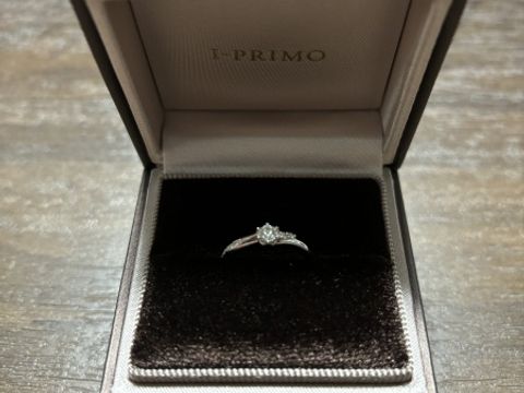 【アイプリモ(I-PRIMO)の口コミ】 左には小さめのダイヤモンドが散りばめられているが、自分の方から見た時…