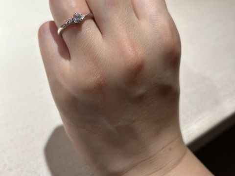 【TOWA(永遠)の口コミ】 中央のダイヤモンドの隣に小さめのダイヤモンドがあしらわれていて、とて…