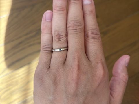 【ラザール ダイヤモンド(LAZARE DIAMOND)の口コミ】 V字タイプですがストレートやウェーブに見えるデザイン。素材はPt950で、…