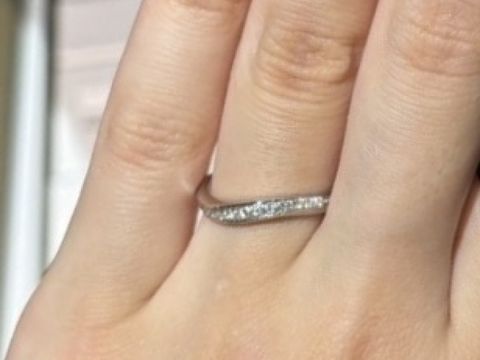 【ROYAL ASSCHER(ロイヤル・アッシャー)の口コミ】 ダイヤモンドがグラデーションのように入っているデザインが好みなので、…