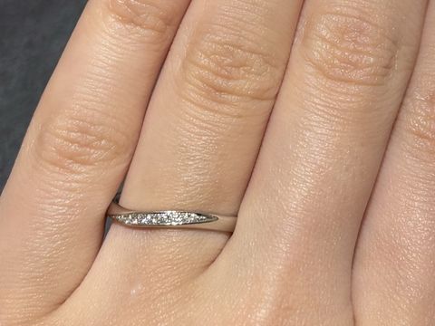 【俄(にわか)の口コミ】 ウエーブとストレートの中間のデザインで、小さめのダイアモンドがグラデ…