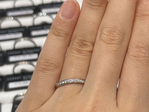 【ラザール ダイヤモンド(LAZARE DIAMOND)の口コミ】 ウエーブ感が強く、ダイアモンドもたくさんついているので女性らしいゴー…