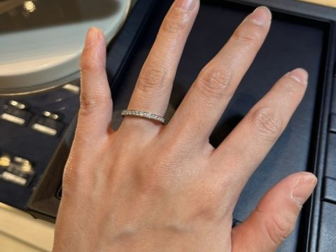 【ROYAL ASSCHER(ロイヤル・アッシャー)の口コミ】 ハーフエタニティが指が綺麗に見えたので、結婚指輪はハーフエタニティで…