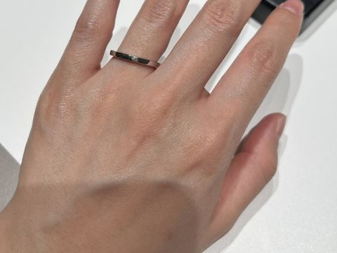 【ラザール ダイヤモンド(LAZARE DIAMOND)の口コミ】 重ね付けしやすそうな直線タイプのものを探していました。こちらは、日常…