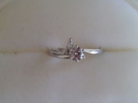 【俄(にわか)の口コミ】 ずっと憧れていた婚約指輪。
只し、どうせ貰うならば自分の好きなデザイン…