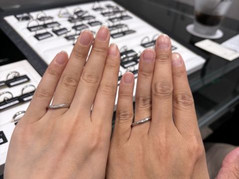 【ラザール ダイヤモンド(LAZARE DIAMOND)の口コミ】 緩やかなV字のデザインで女性用のリングの正面にはいくつかのダイヤモンド…